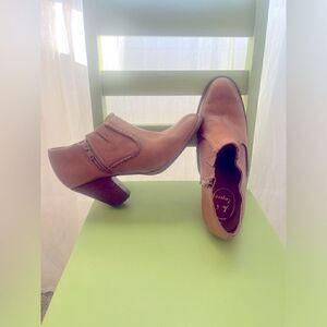 JACK ROGERS stacked light brown leather ankle boots with raw edges. Size 7